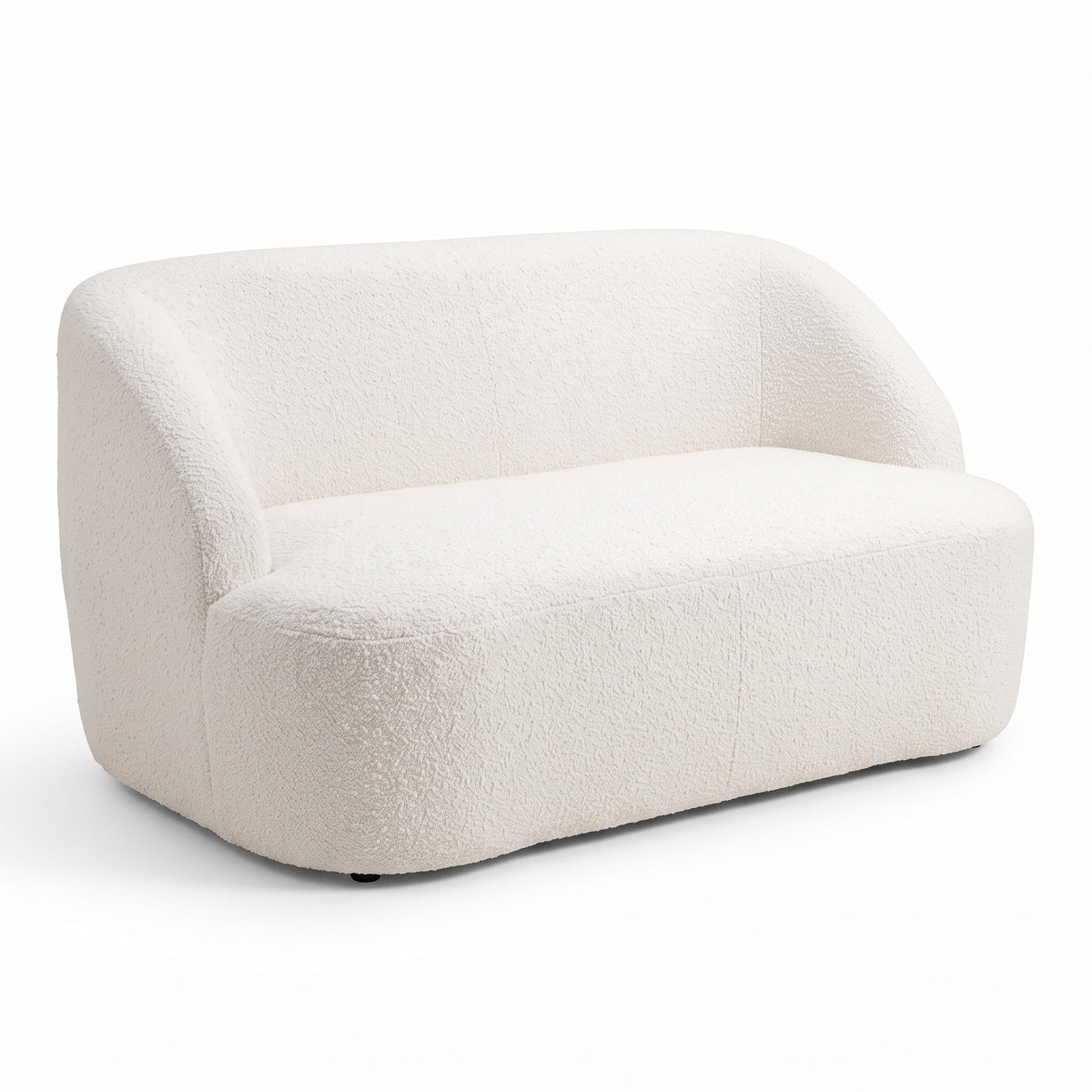 Canapé 2 places bouclette crème au design arrondi, vue de trois quarts sur fond blanc