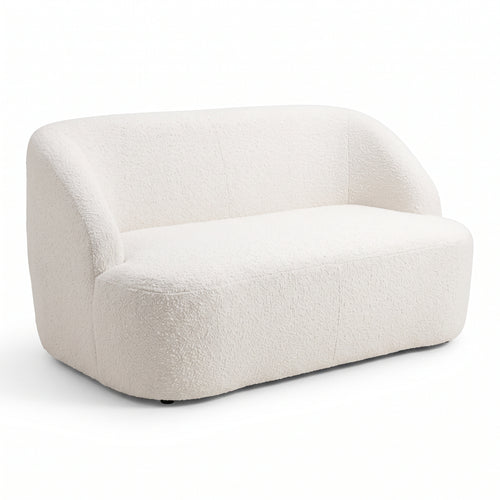 Canapé 2 places bouclette crème au design arrondi, vue de trois quarts sur fond blanc