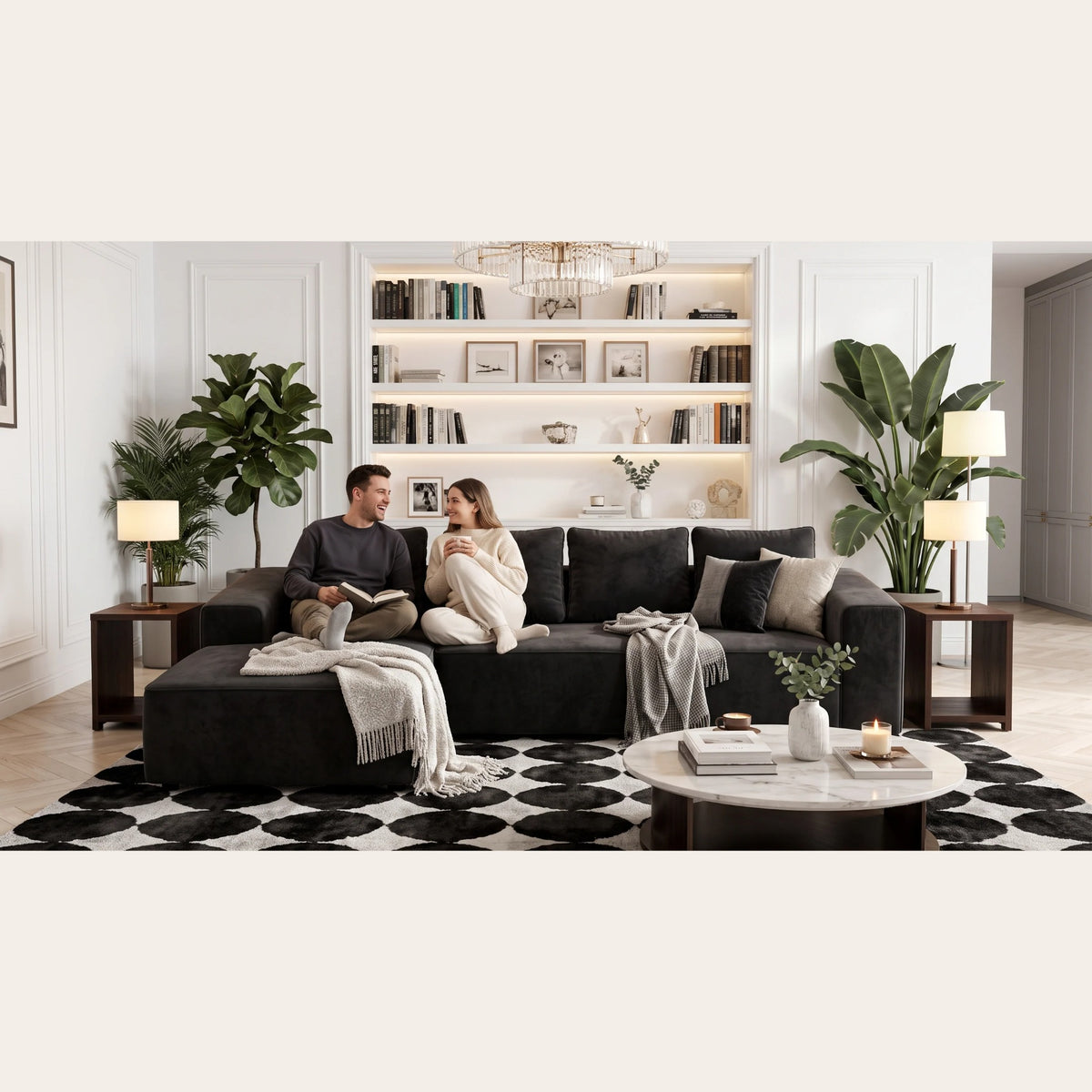 Couple sur le canapé d'angle en velours côtelé noir dans un grand salon