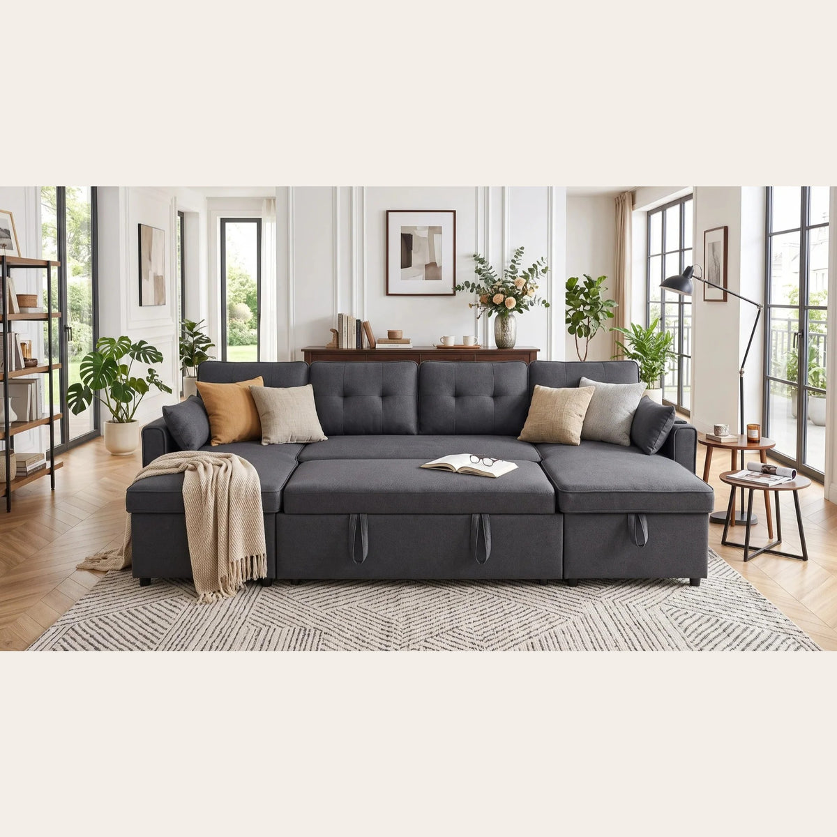 Canapé d'angle en U gris anthracite convertible dans un salon lumineux