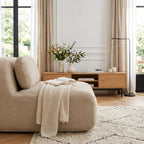 Chauffeuse modulable beige avec plaid, idéale pour un coin lecture