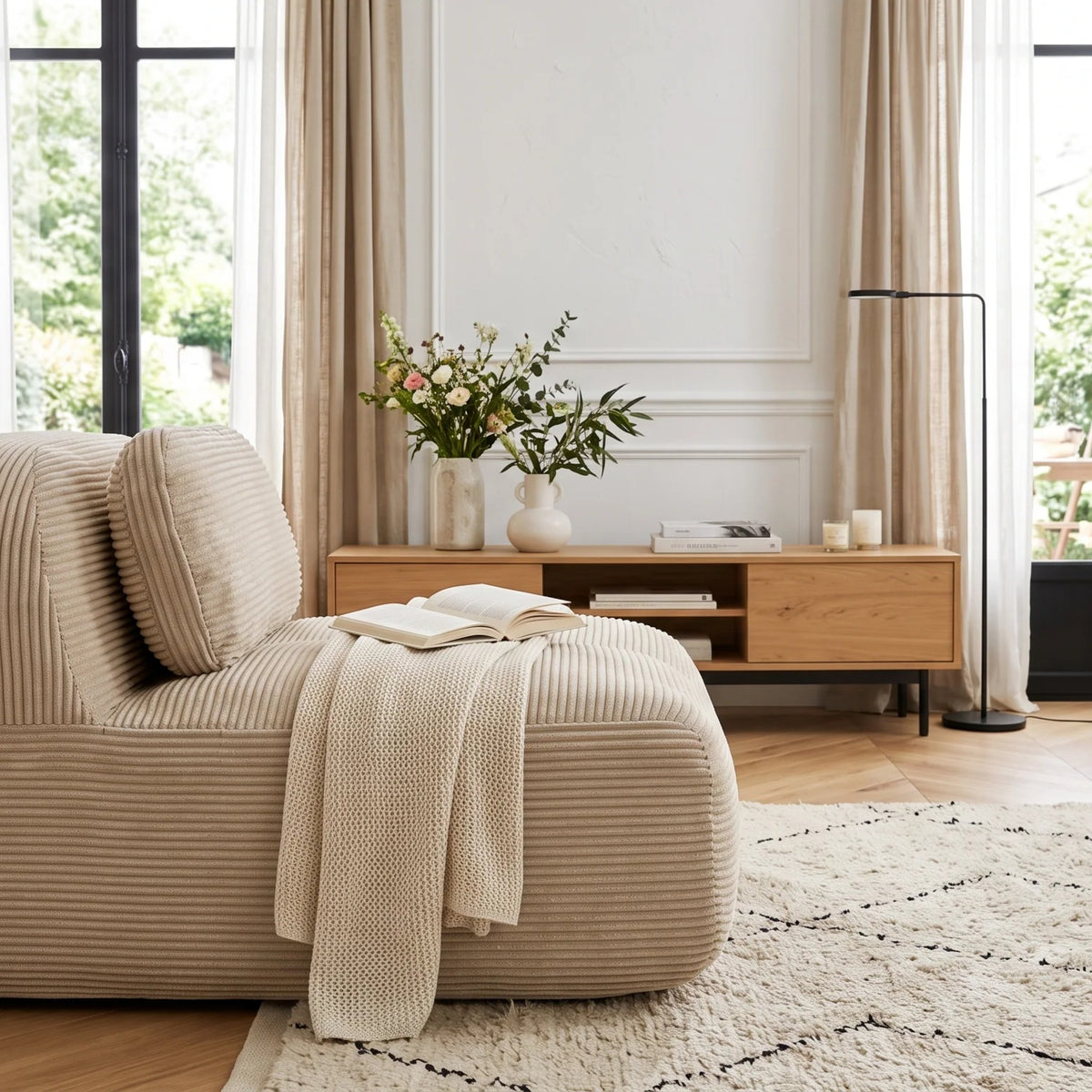 Chauffeuse modulable beige avec plaid, idéale pour un coin lecture