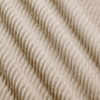 Gros plan sur le velours côtelé beige à grosses côtes