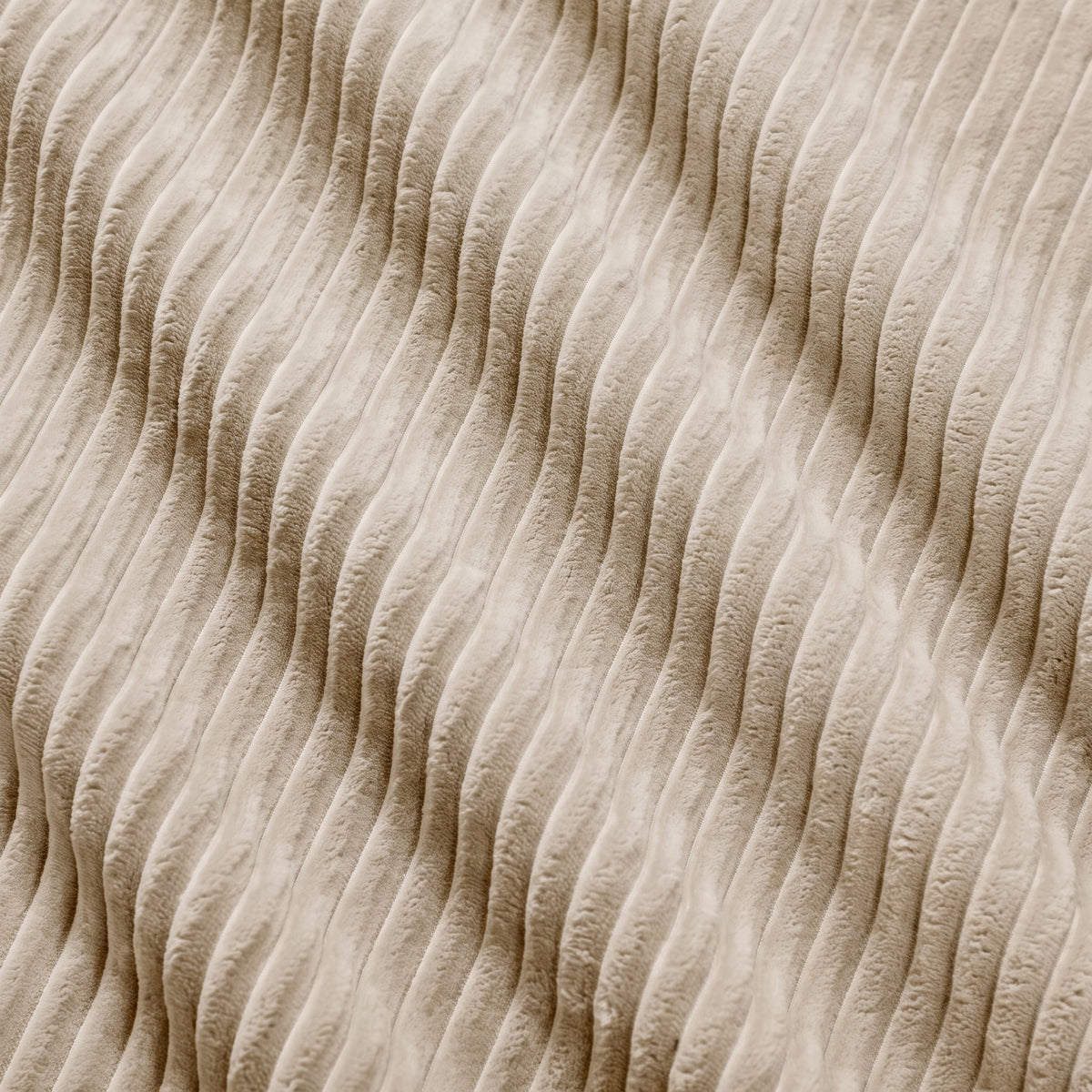 Gros plan sur le velours côtelé beige à grosses côtes